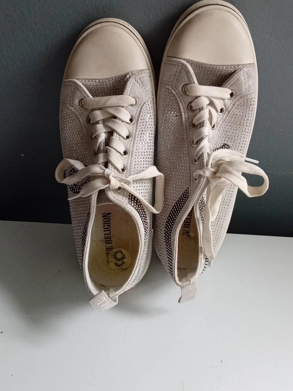True Religion Rhinestone Embellished Low Top Sneaker Cream Horseshoe Logo Mens 9